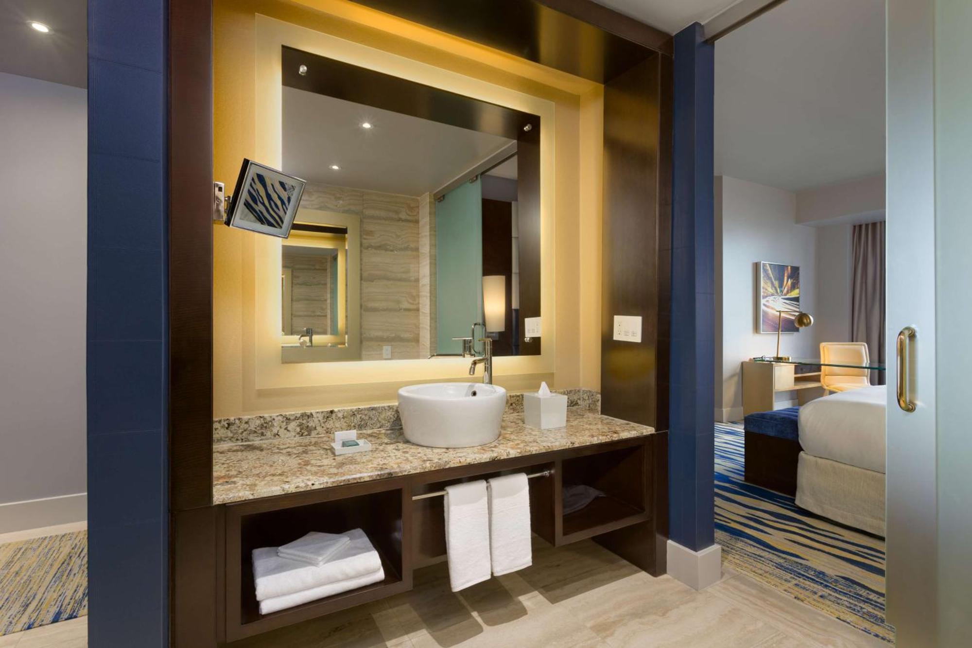 Habitación Doble Premium con cama grande, balcón y vistas al mar